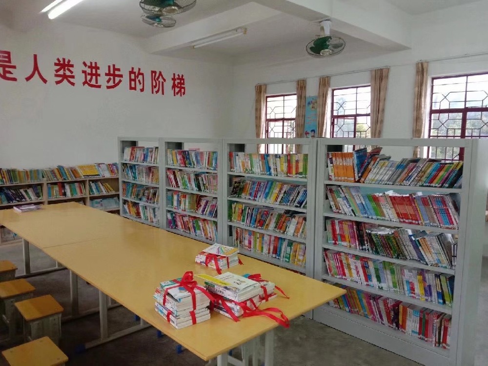 情系山区，送书助学-爱心图书室